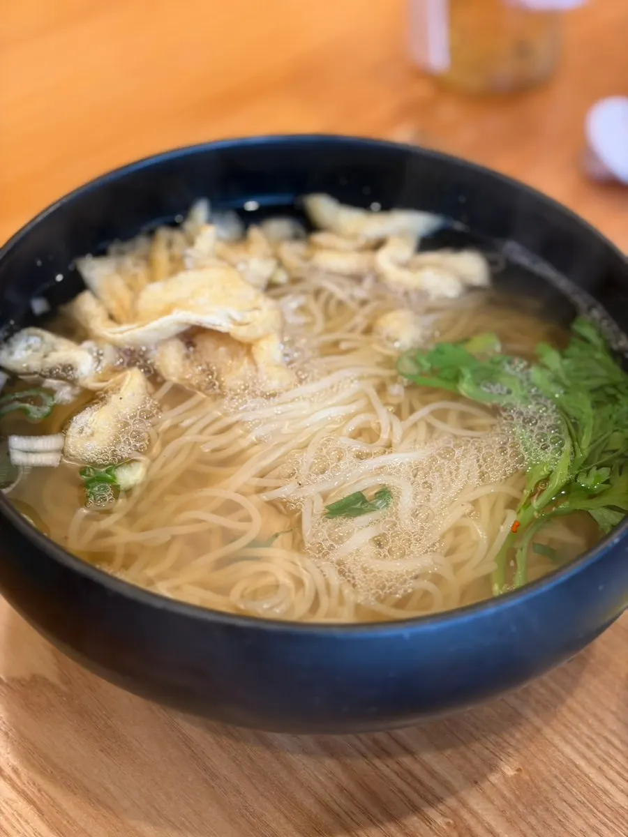 뜨끈한 국물의 생면국수 한 그릇