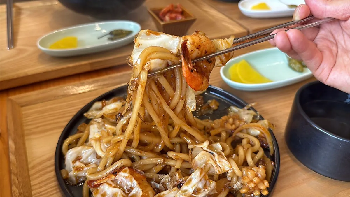 Chilseong seafood yaki udon with plenty of seafood and vegetables