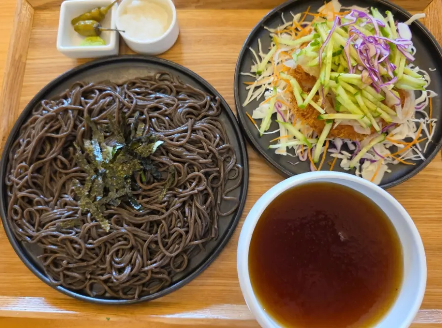 Cold noodle table setting at Chilseong Jemyeonso Suji Main Branch