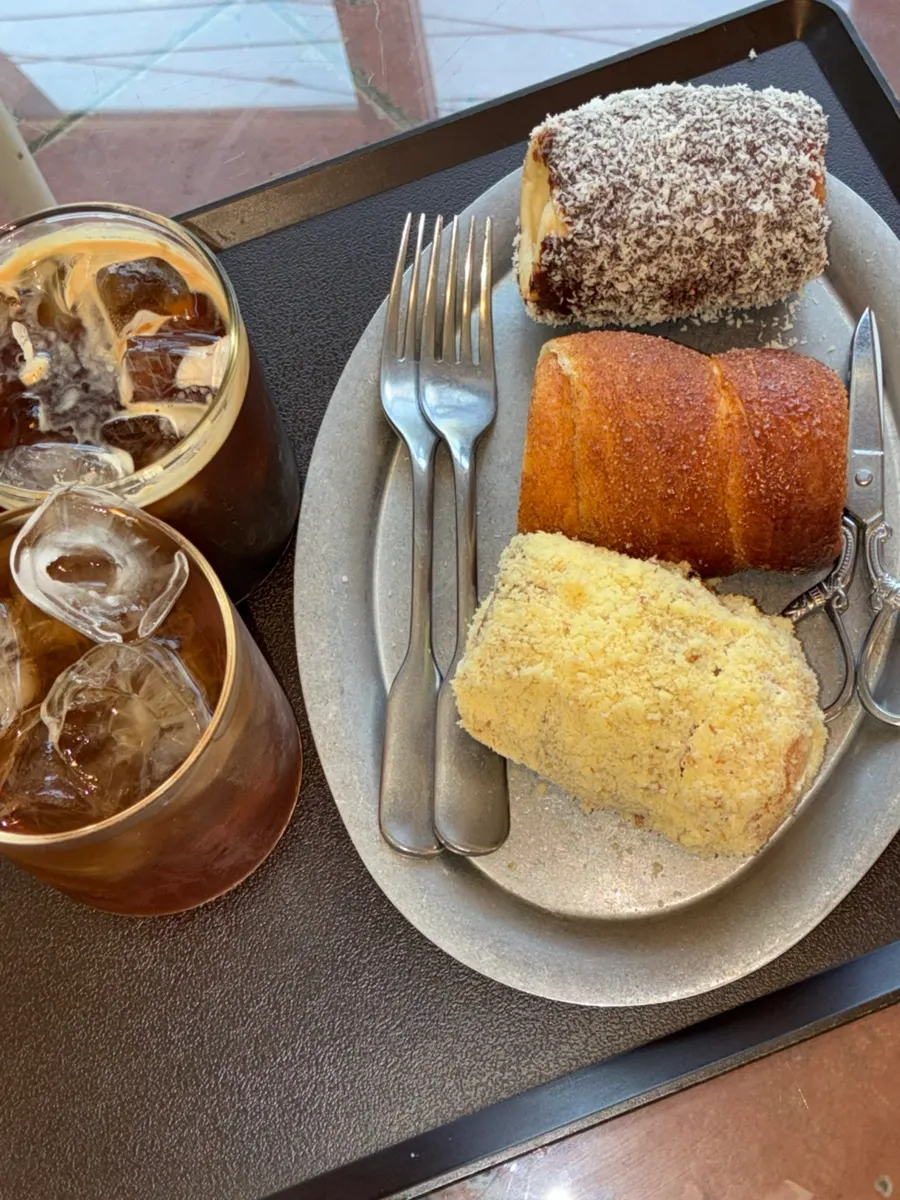 Cross-section of crisp-outside, soft-inside cinnamon chimney bread