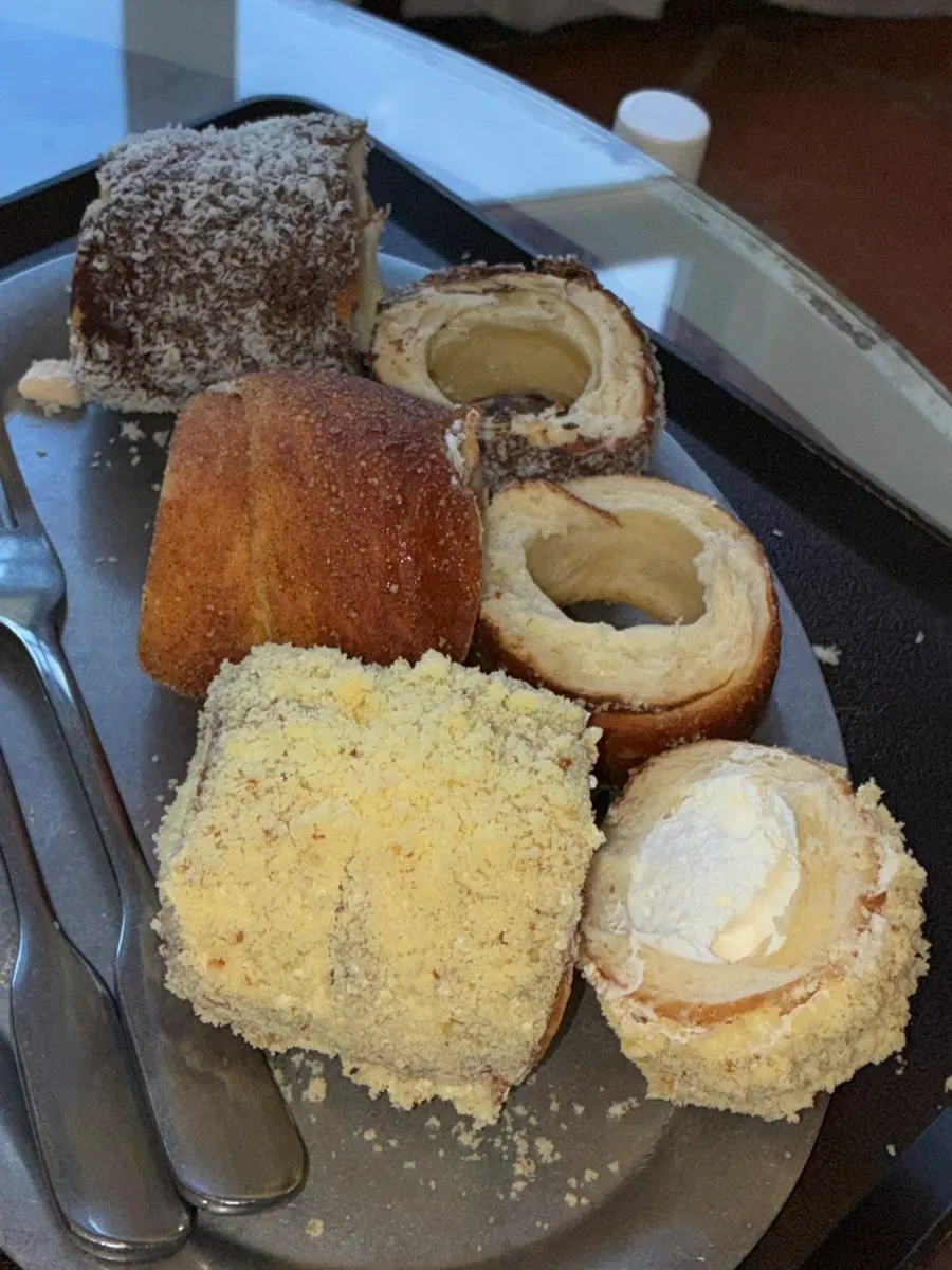 Cream chimney bread served with a coffee dessert set