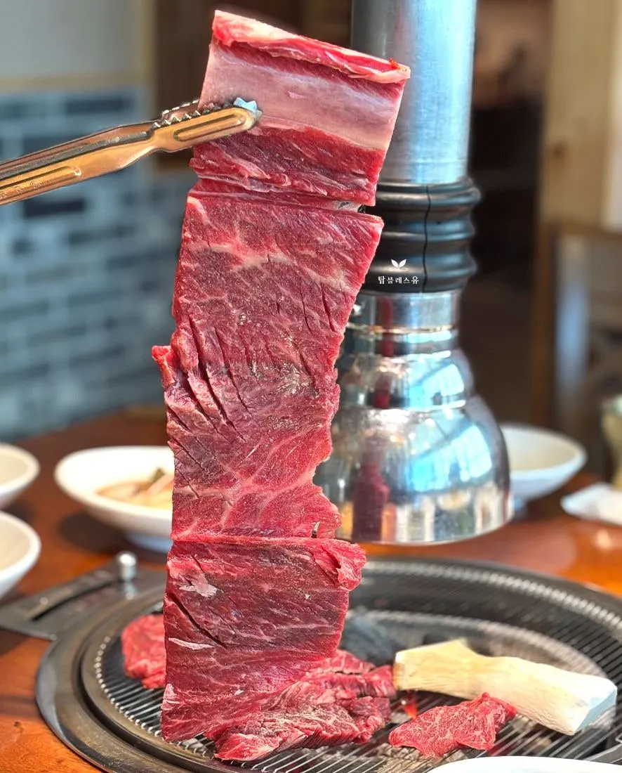 Fresh short rib seasoned with nuruk salt on the charcoal grill