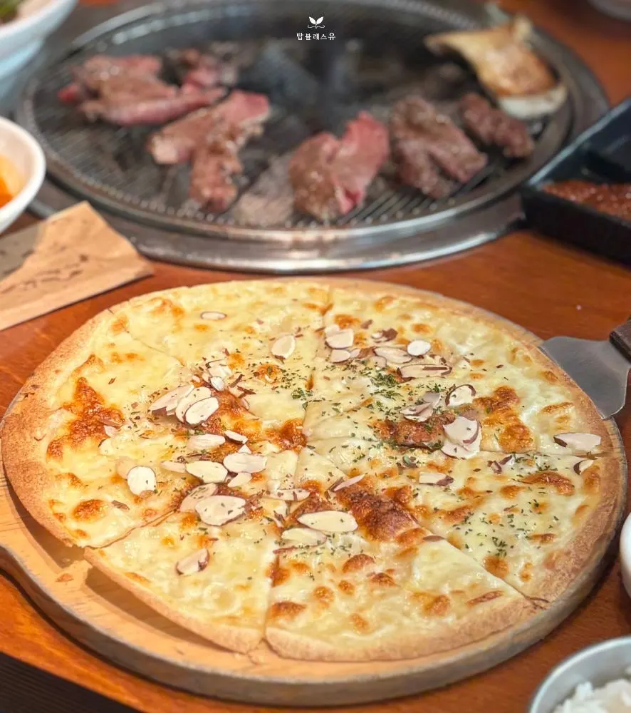 A gorgonzola pizza given as a free service