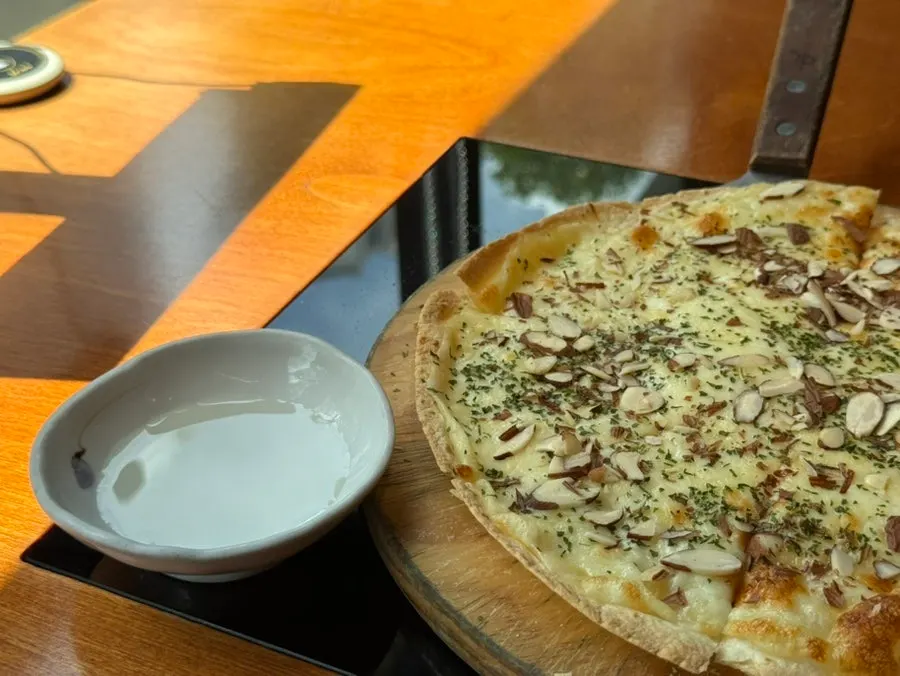 임산부 서비스로 받은 또띠아 피자와 꿀