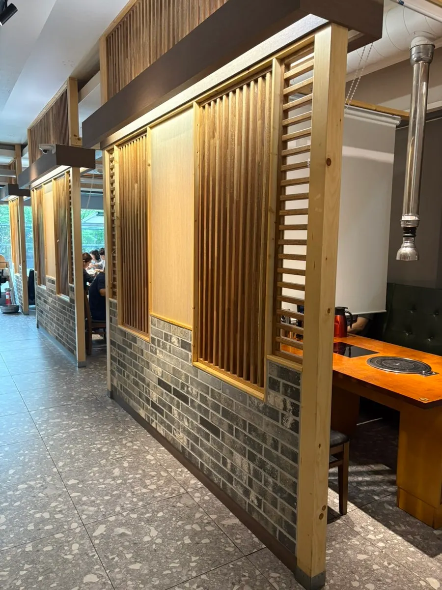 Spacious hall interior at Gogi 9dan Chimsan Direct Branch