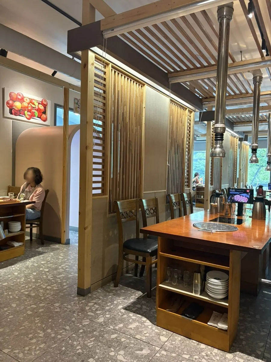 Separated table seating at Gogi 9dan Chimsan Direct Branch
