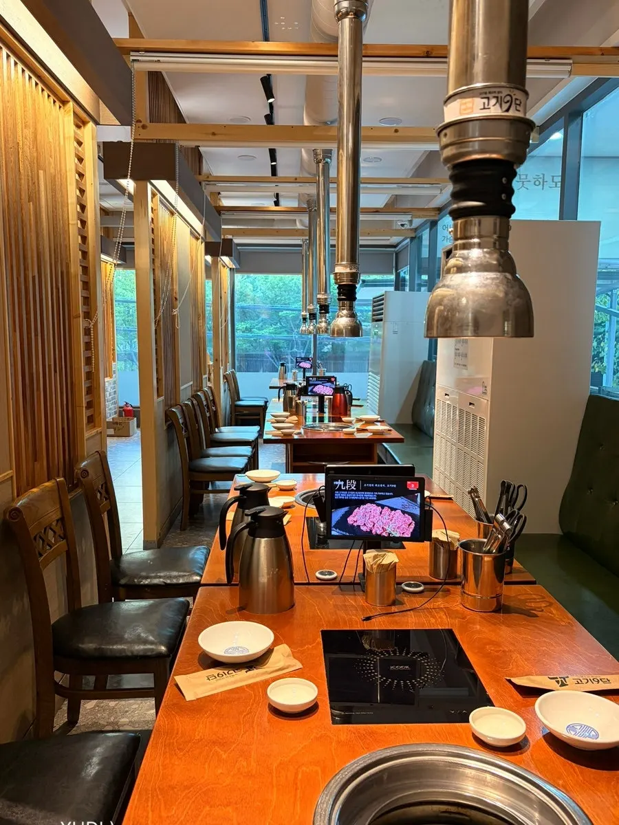 Spacious dining tables inside Gogi 9dan Chimsan Direct Branch