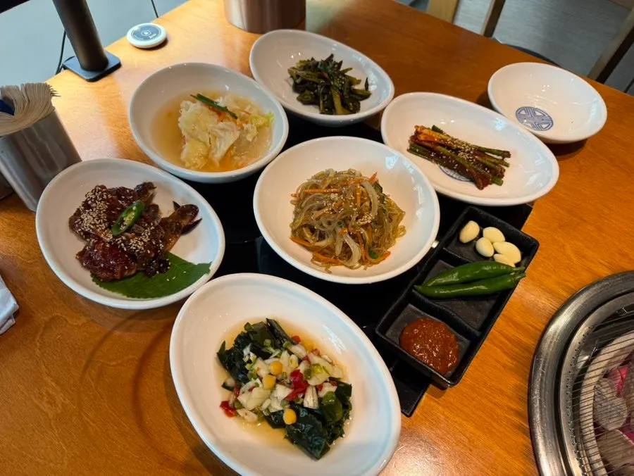 잡채와 양념게장이 포함된 기본 상차림