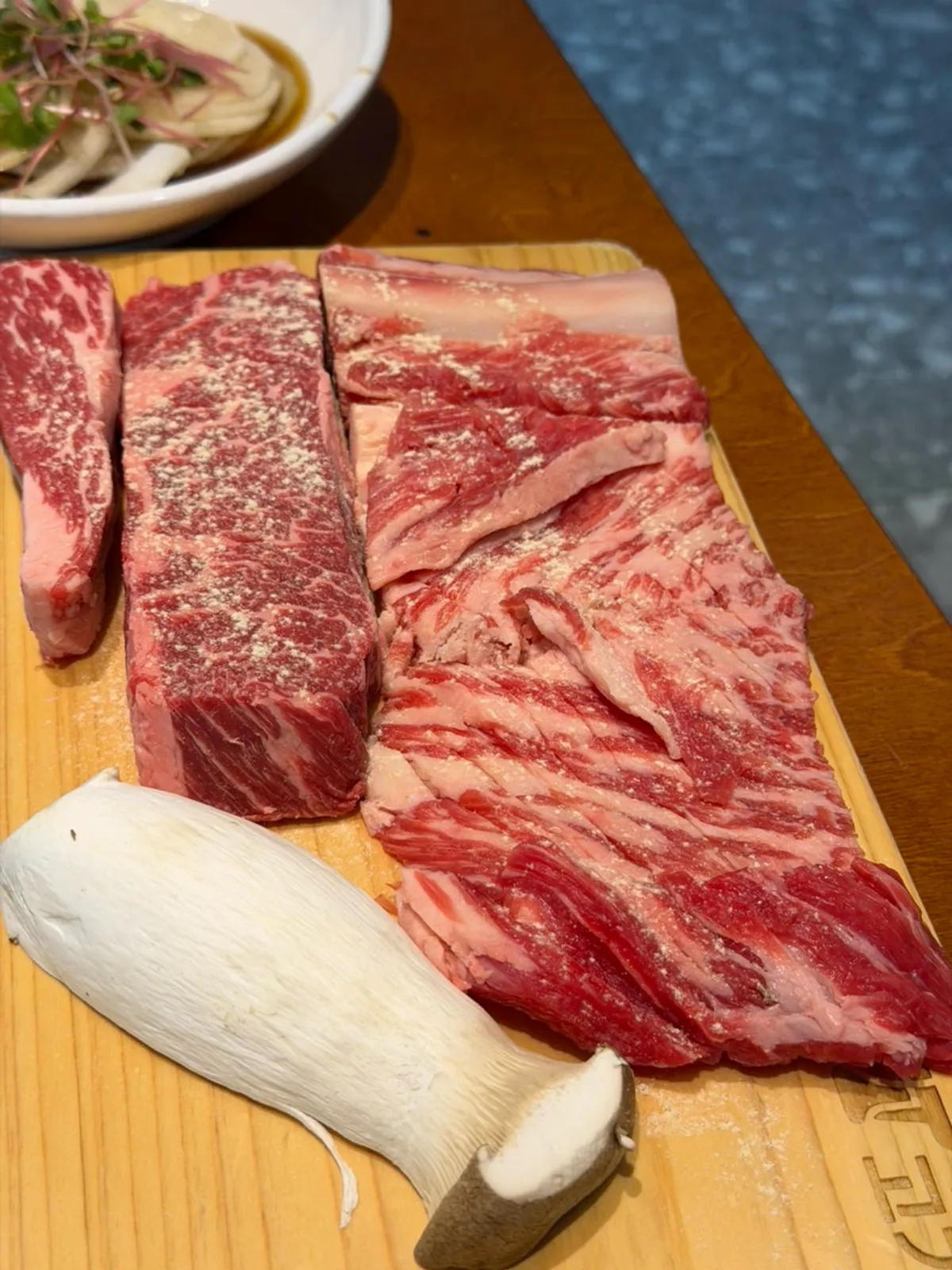 생갈비 반판과 꽃갈비살 반판 고기 접시