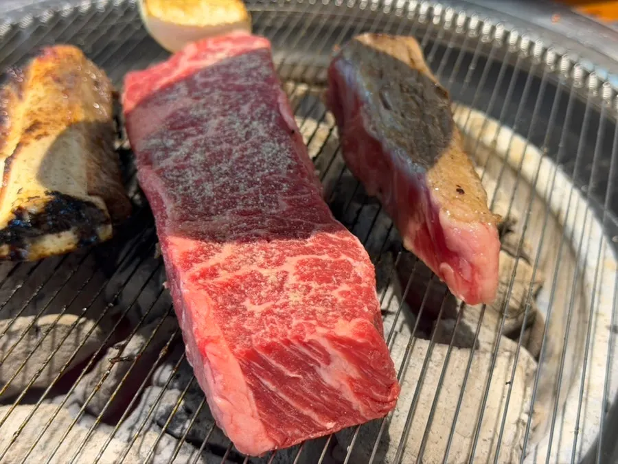 두툼한 꽃갈비살 굽는 모습