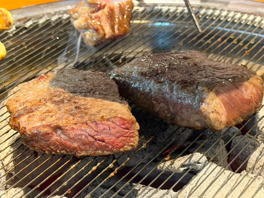 불판 위 꽃갈비살 클로즈업