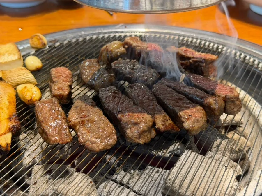 큼지막하게 잘라낸 소고기 한 점