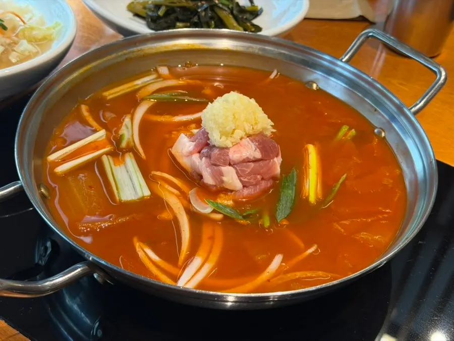 9단 세트의 생돼지찌개
