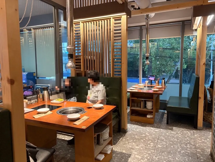 칸막이 있는 오픈형 테이블 홀 내부