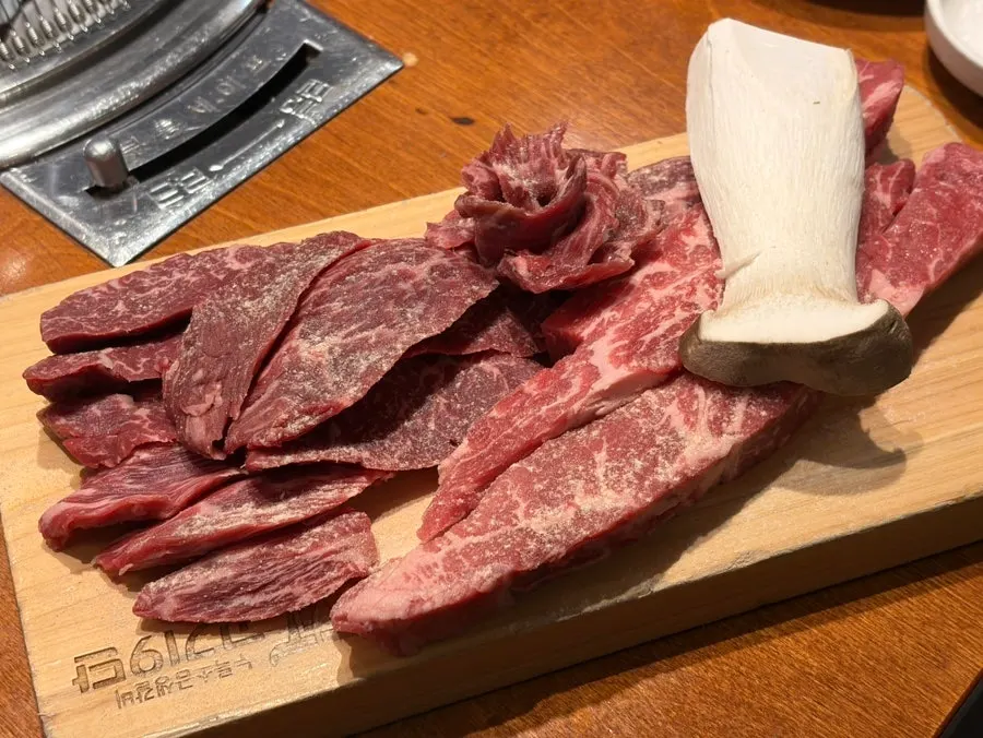 안창살 반판과 꽃갈비살 반판 고기 접시
