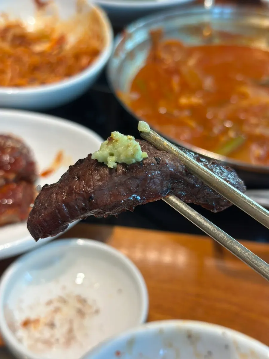 노릇하게 구워진 안창살 한 점