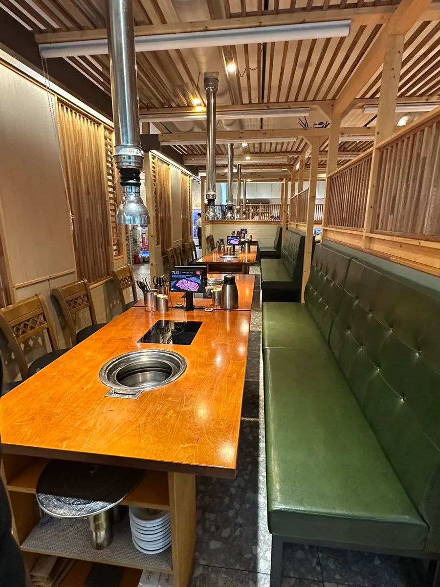 Interior of Gogi 9dan Chimsan Direct Branch divided by partitions