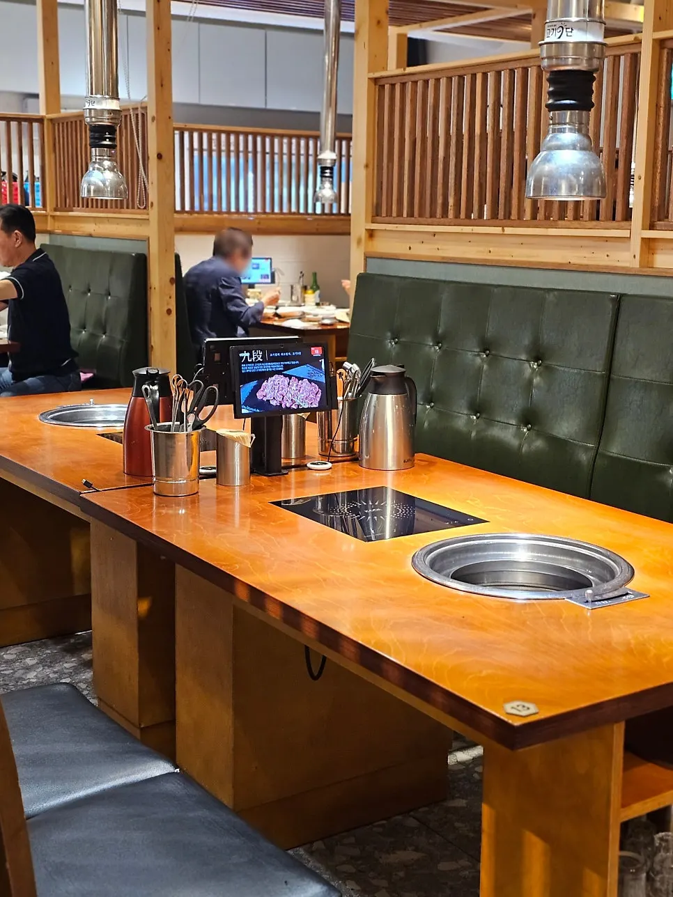칸막이로 나뉜 고기9단 침산직영점 홀 좌석
