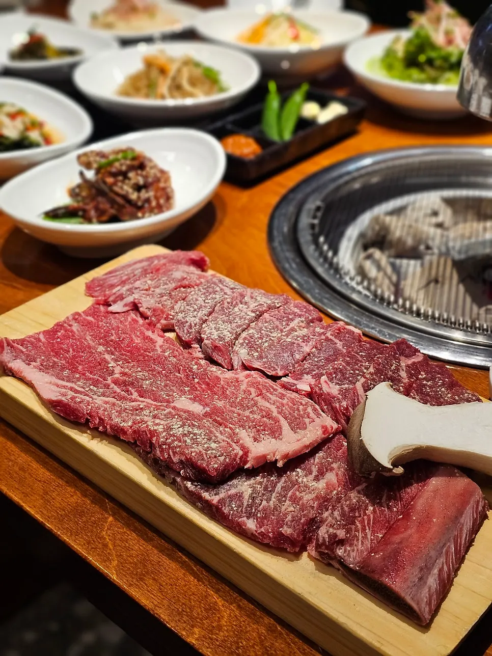 잡채와 양념게장이 포함된 기본 상차림