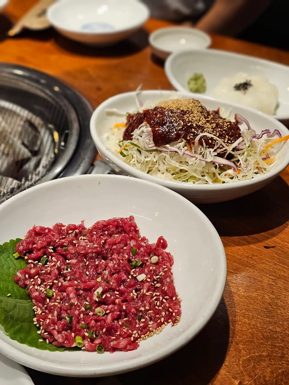 안창살 반판과 생갈비 반판 생고기 접시