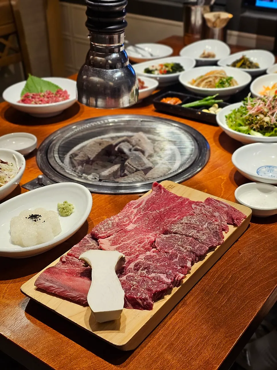 육회와 쫄면이 포함된 9단세트 구성