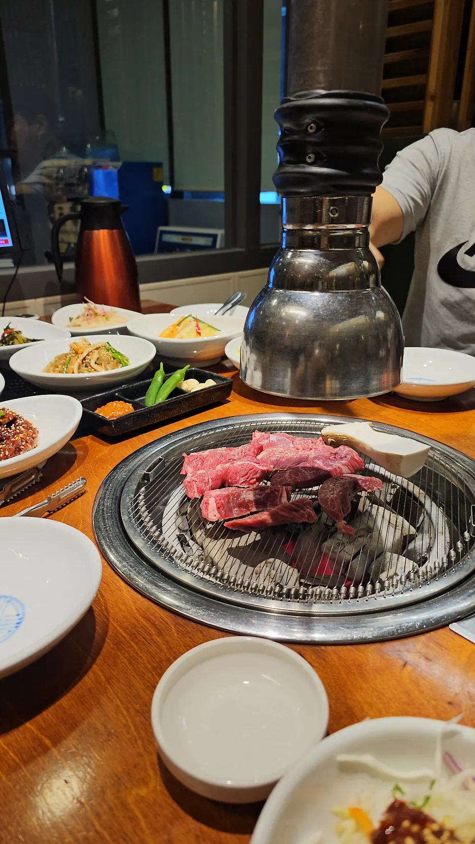 반반 주문으로 차려진 푸짐한 소고기 한상