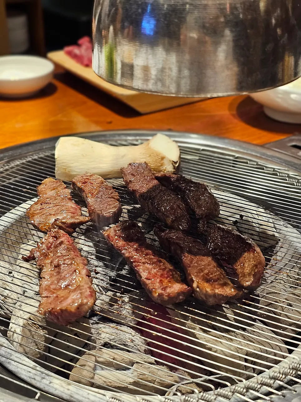 홀을 다니는 서빙로봇