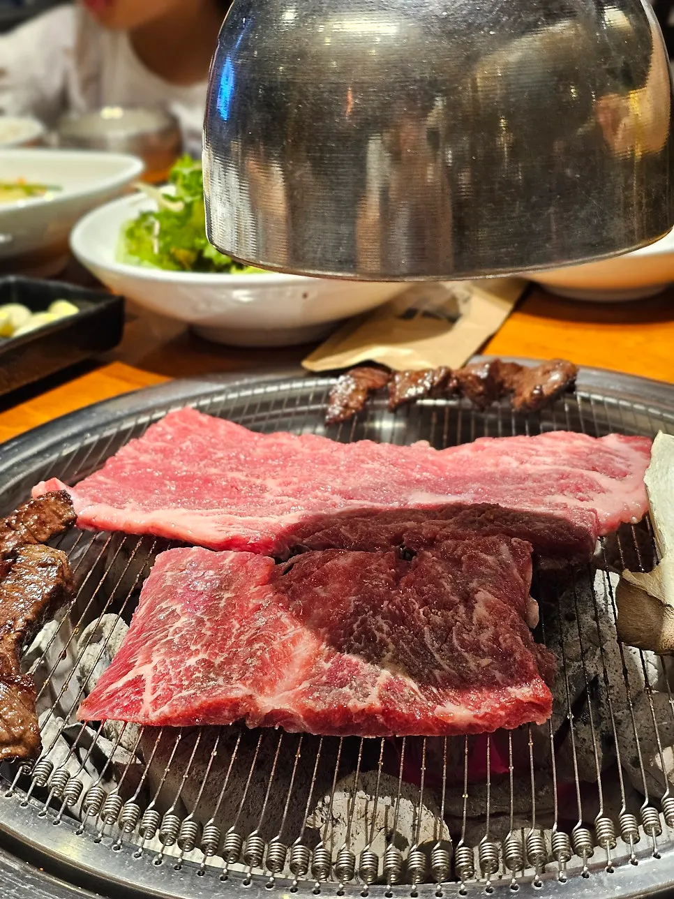 구운 안창살 한 점 클로즈업