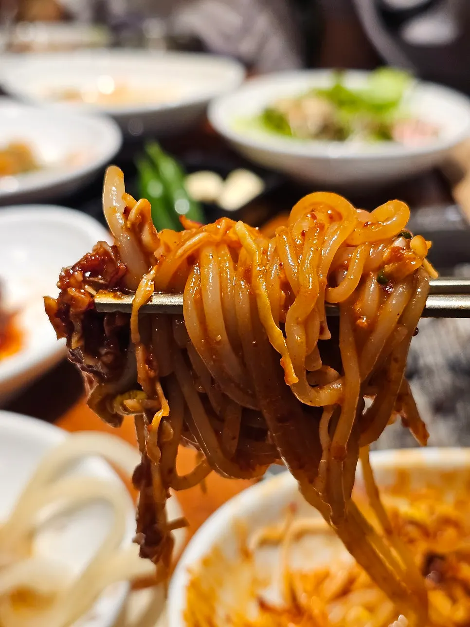 밑반찬을 곁들인 소고기 한 점