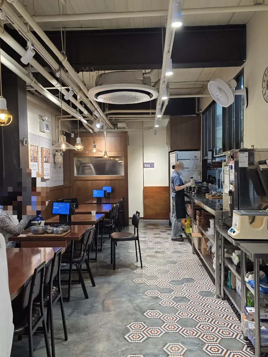 Cozy seating inside Cafe Dongyi Chimsan Branch