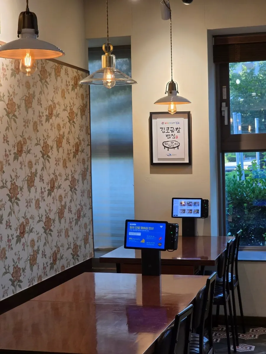 Cafe-like dining hall at Cafe Dongyi Chimsan Branch