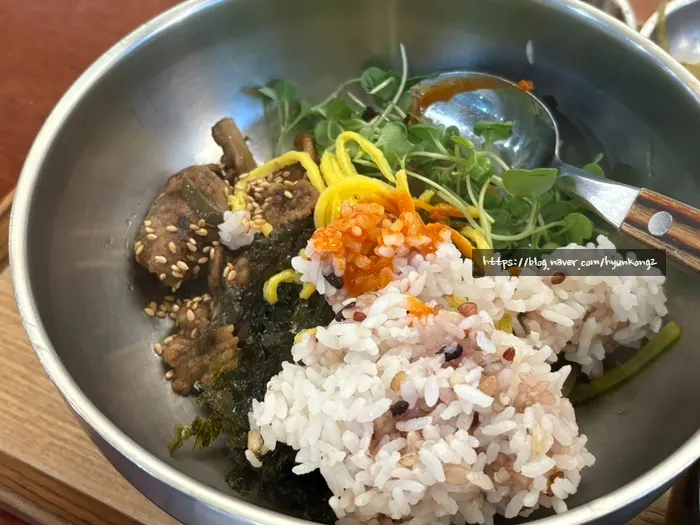 미역국과 반찬이 함께 나온 불고기열무비빔밥상
