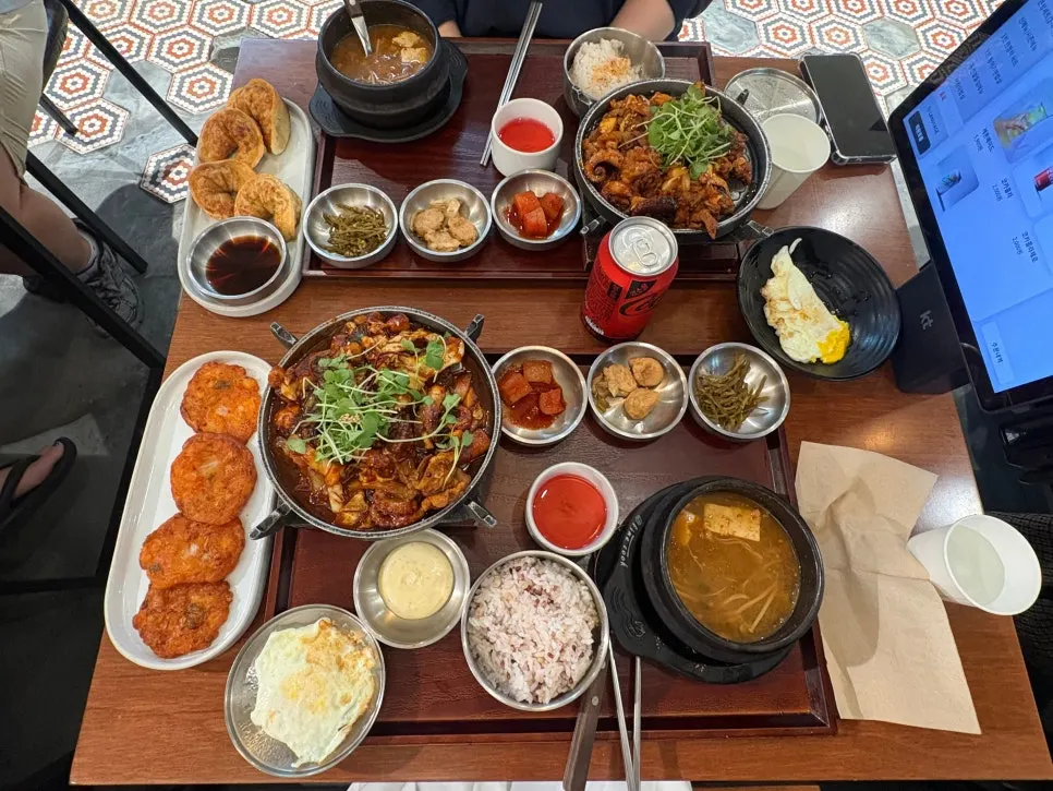 Neatly arranged basic side dishes