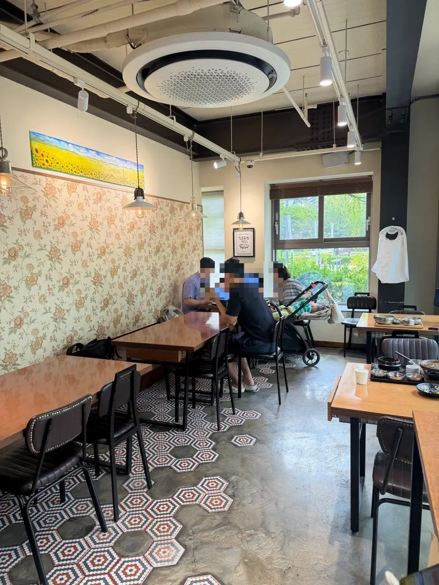 Interior of Cafe Dongyi Chimsan Branch with large glass windows