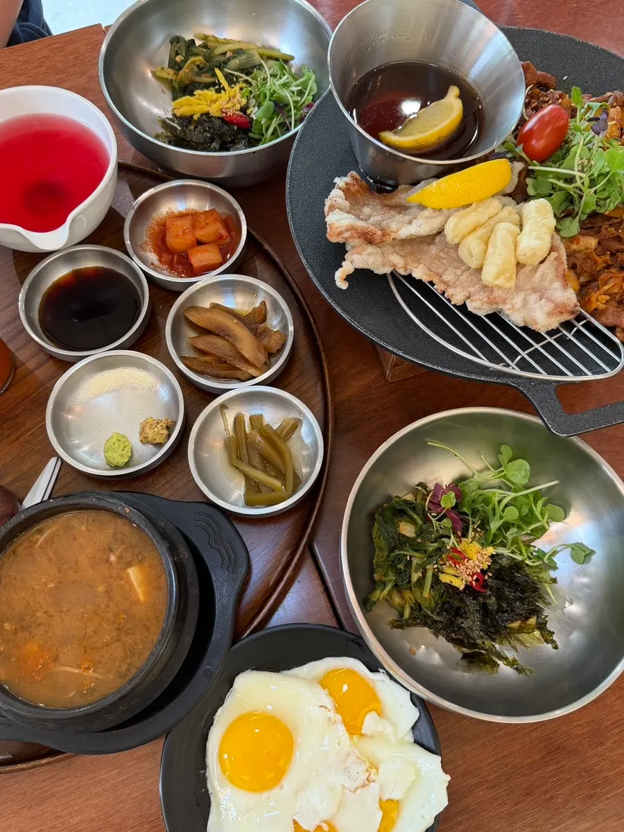 Jeyuk bokkeum and tangsuyuk served together in the large set