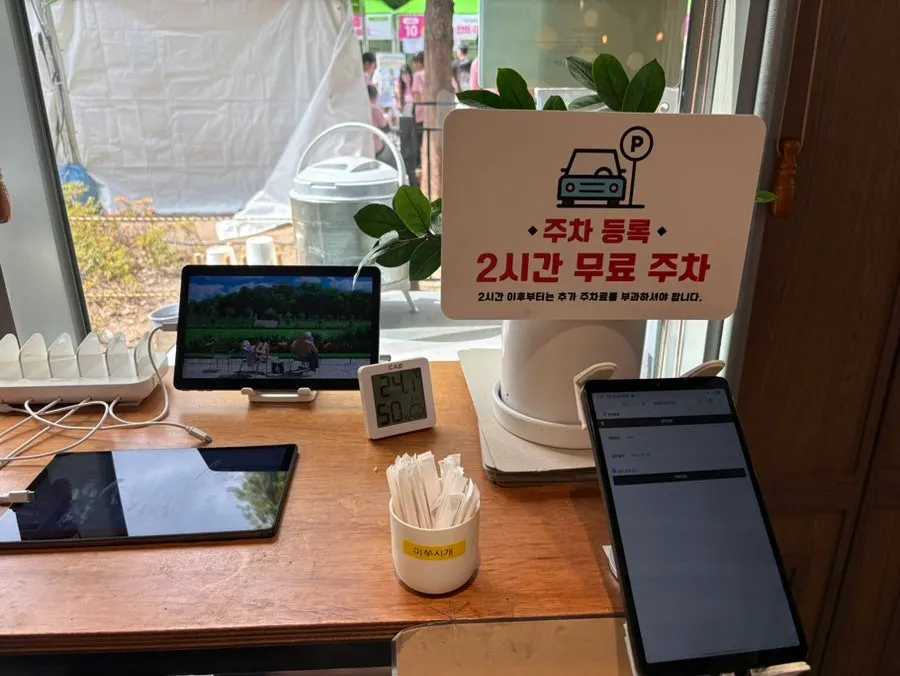Interior of Cafe Dongyi Chimsan Branch crowded with families