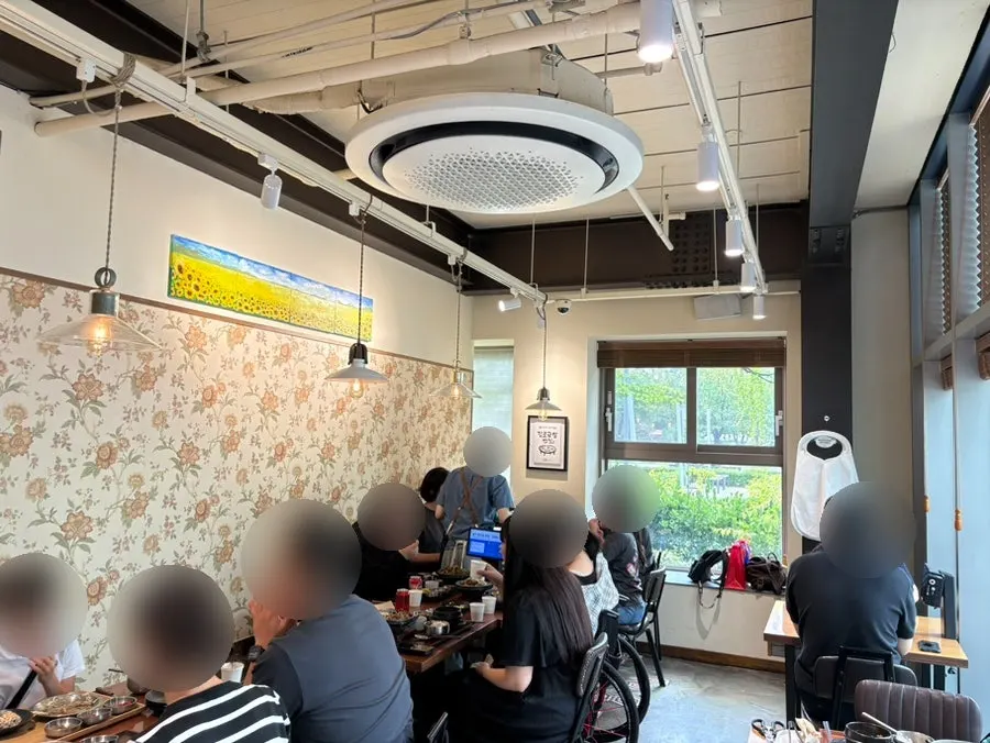 Store signboard at Cafe Dongyi Chimsan Branch