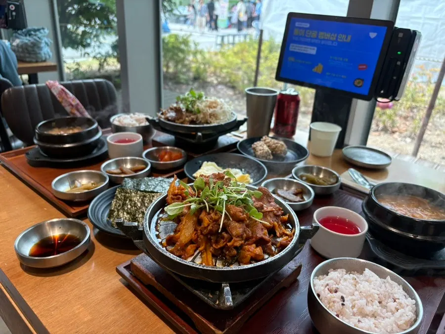 Jeyuk hanjeongsik set and grilled bulgogi set laid out