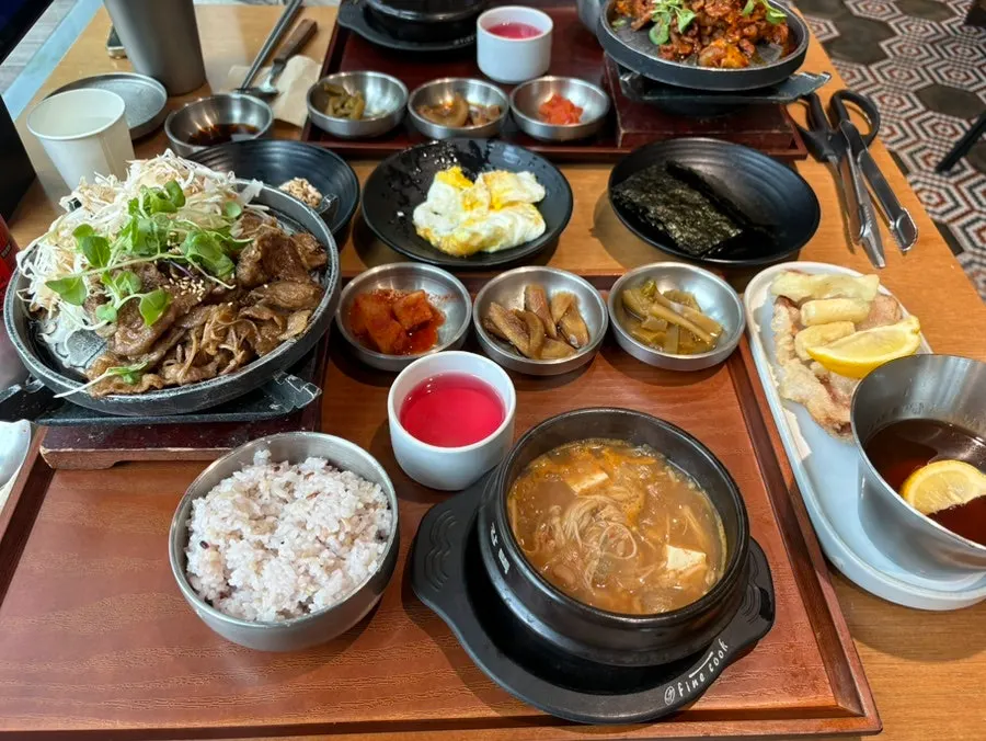 Grilled bulgogi eaten together with vegetables