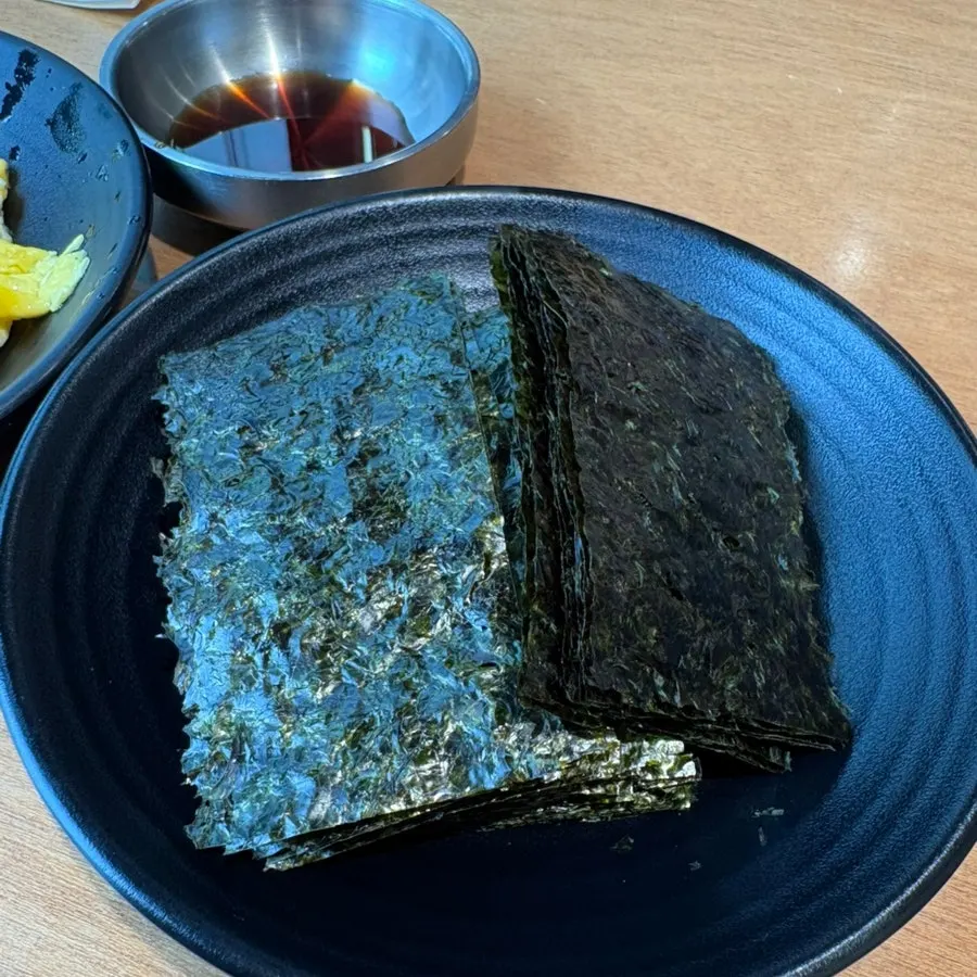 A cut piece of tangsuyuk shared among the table
