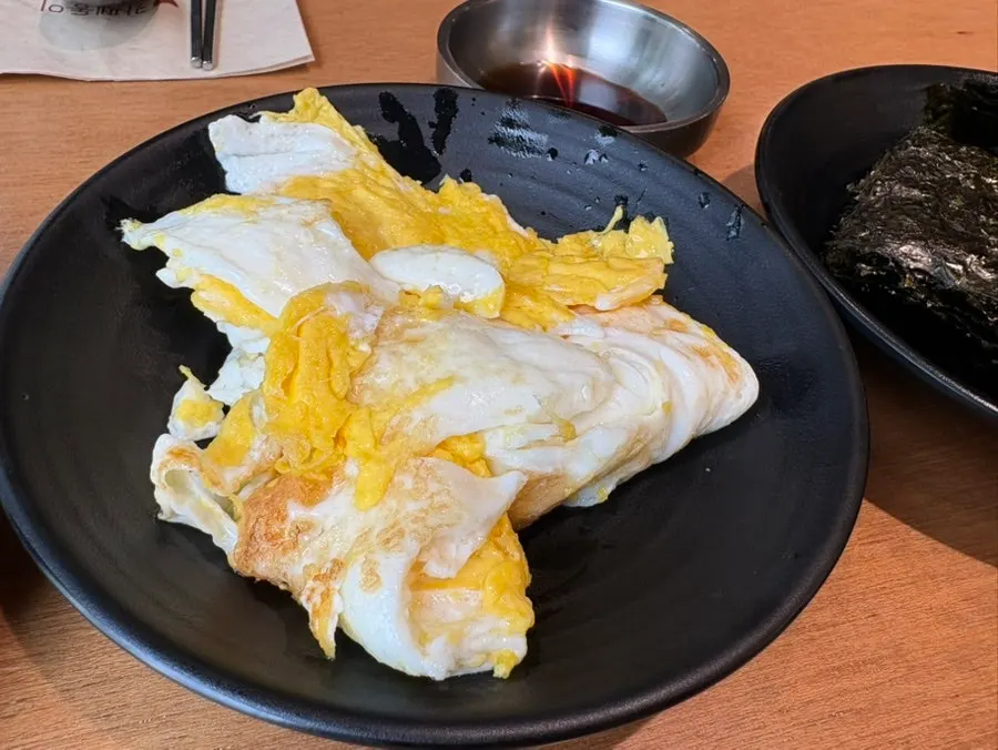 Self-grill station for gim and fried eggs