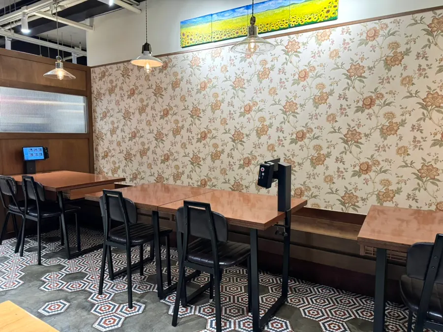 은은한 조명의 매장 좌석