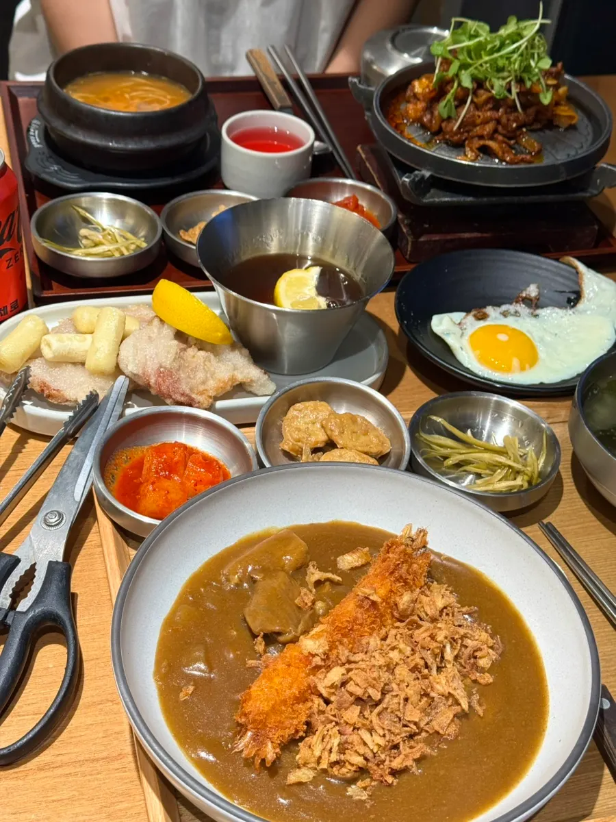 왕새우튀김카레정식과 직화제육볶음한정식 상차림