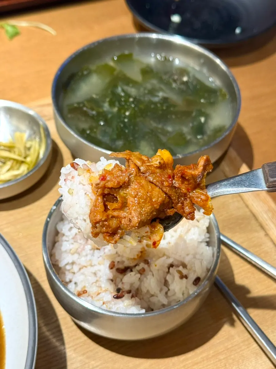 제육볶음과 밥, 김을 함께 먹는 모습