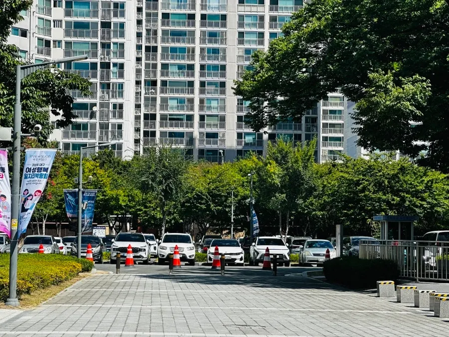 카페동이 침산점 입구와 삼성창조캠퍼스 건물 주변
