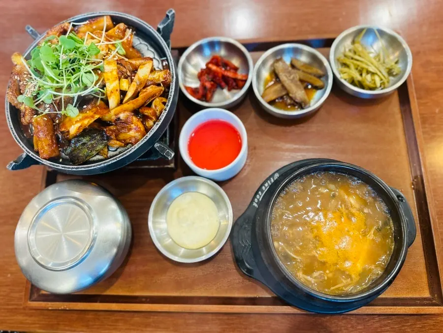 밑반찬과 된장찌개가 함께 나온 한정식 밥상