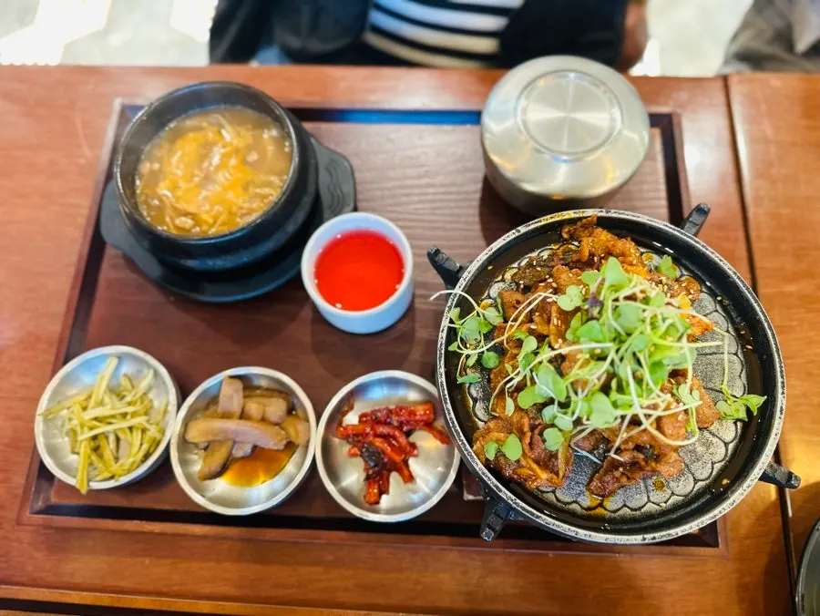 김과 계란후라이를 곁들인 쭈꾸미 밥상