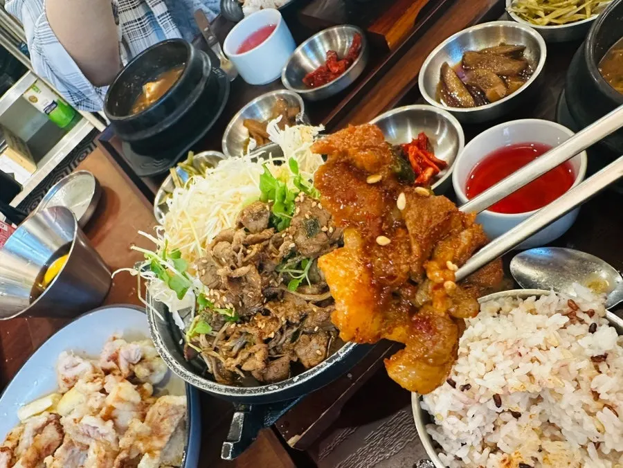 밥 위에 올린 직화제육볶음
