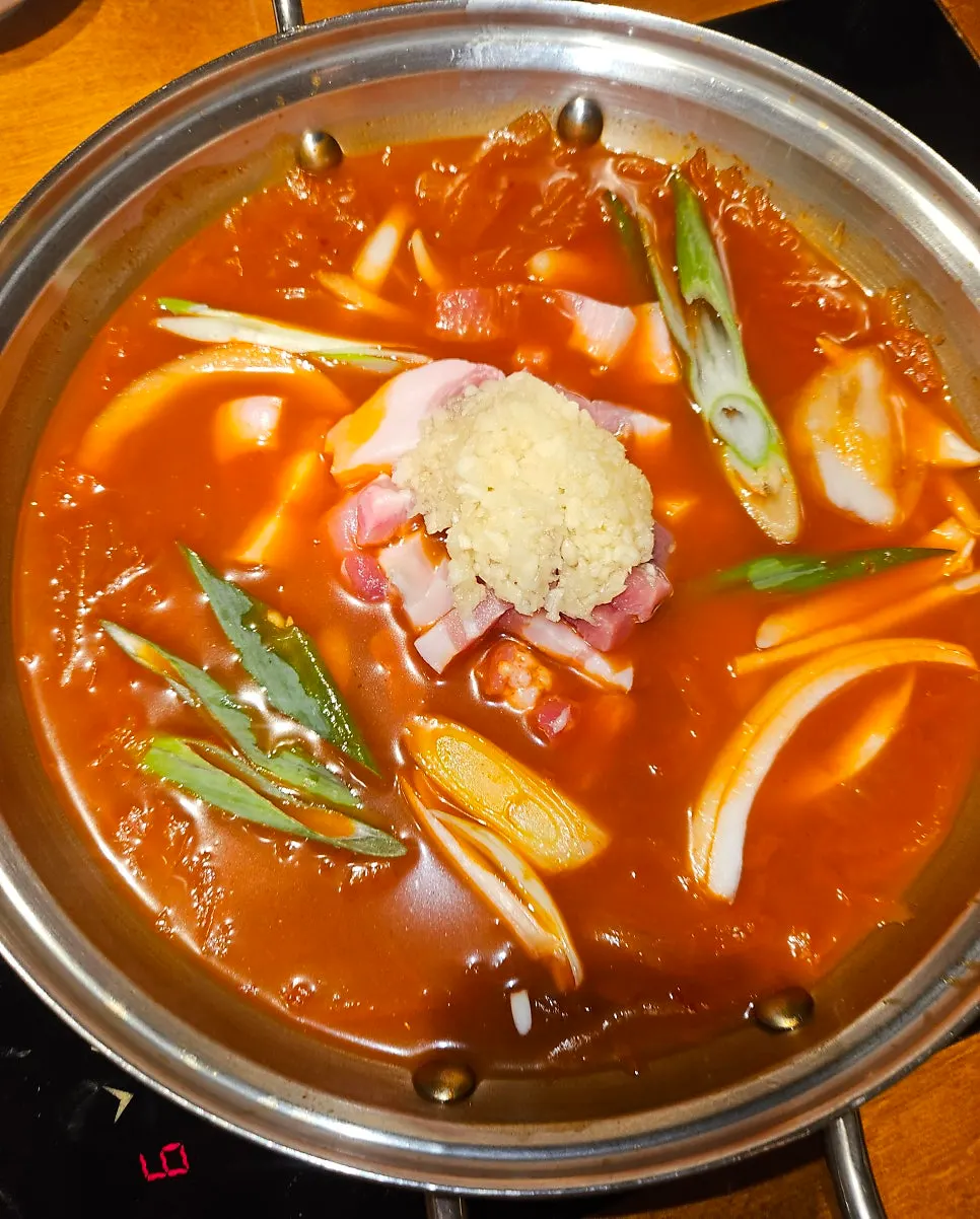 다진 마늘 올린 돼지김치찌개