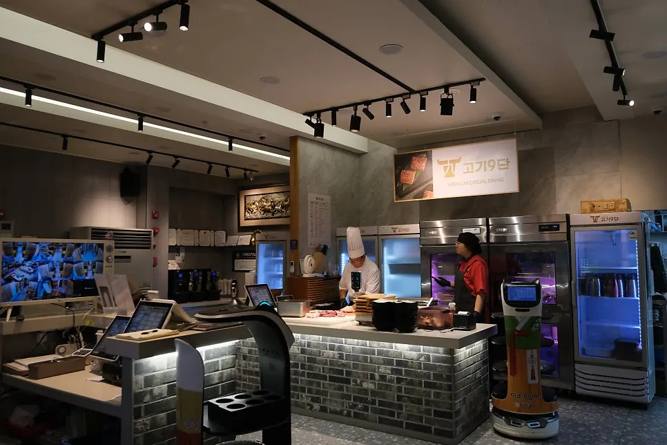 Open kitchen where meat is trimmed the moment it's ordered